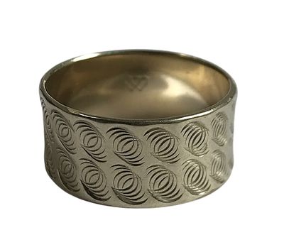 gros plan d'une bague en argent sur fond blanc