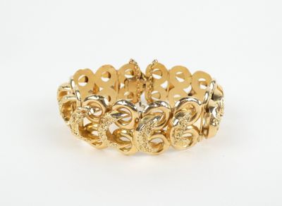un bracelet en or orné d'un motif floral