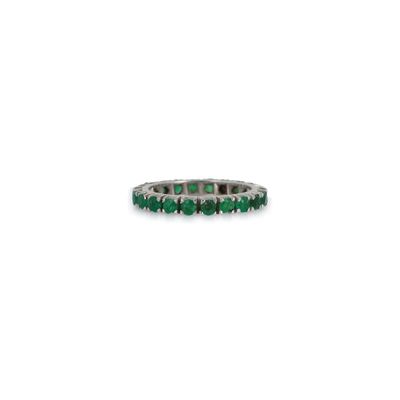 un gros plan d'une bague sertie d'émeraudes sur fond blanc