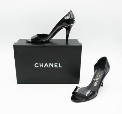 escarpins Chanel à bout ouvert en cuir noir