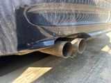 un gros plan sur le pot d'échappement situé sur le côté de la voiture
