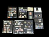 plusieurs types de timbres sont présentés sur une surface noire