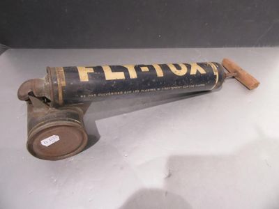 une vieille boîte métallique munie d'une poignée en bois, posée sur une table
