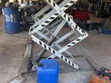 une photo d'une plate-forme élévatrice à ciseaux dans un garage