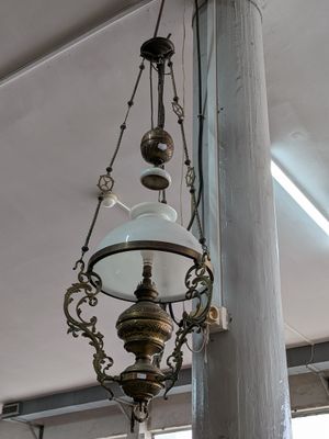 une lampe suspendue à un poteau dans une pièce