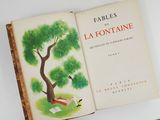 un livre sur lequel figure l'image d'un arbre et d'un oiseau