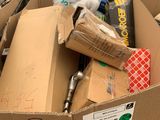 de nombreux cartons remplis d'objets dans une pièce