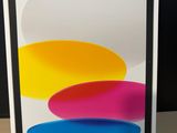un gros plan d'une boîte sur laquelle figure l'image d'un objet coloré