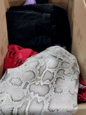 une boîte pleine de vêtements posée sur le sol