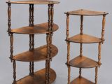paire de tables à trois niveaux avec pieds et socles tournés