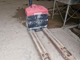 un chariot élévateur à fourche qui se trouve au milieu d'un bâtiment