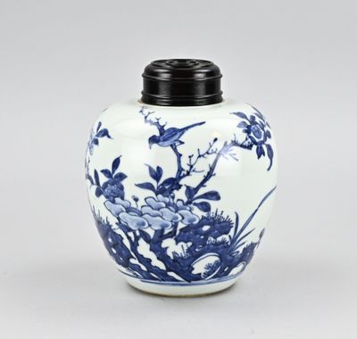 un vase bleu et blanc orné de fleurs et d'oiseaux