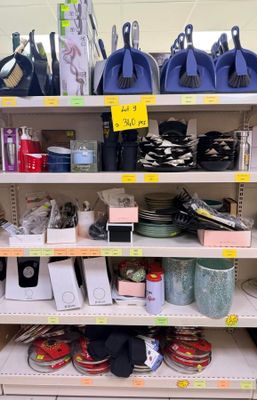 de nombreux articles à vendre sur les étagères du magasin