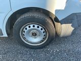 un gros plan sur un pneu crevé de voiture