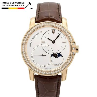 Le cadran blanc de la montre est orné de diamants.