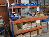de nombreux cartons et boîtes sur les étagères de l'entrepôt