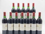 six bouteilles de vin sont alignées sur une surface blanche