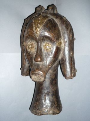 sculpture représentant la tête d'une femme avec un oiseau posé sur la tête