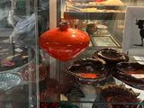 une vitrine remplie de vases en verre et d'autres objets décoratifs