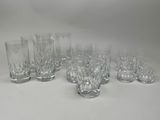 un grand nombre de verres posés sur une table