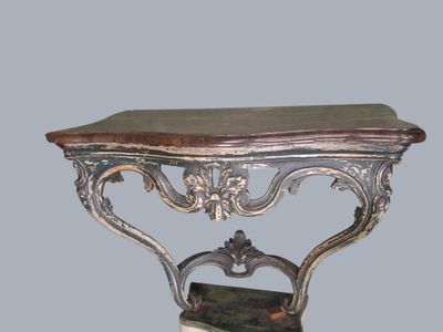 une petite table avec un plateau en marbre posée sur un pied