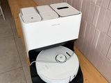 un robot assis sur une table