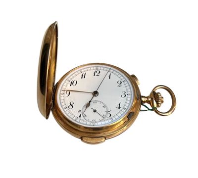 une montre de poche en or avec un cadran blanc sur fond blanc