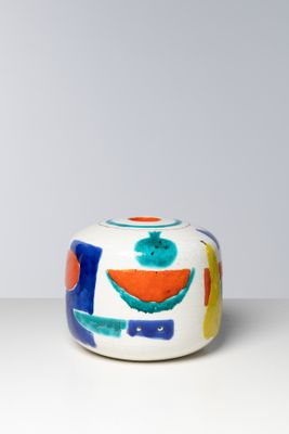 un bol blanc orné d'un motif coloré, posé sur une table