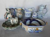 de nombreux types de vases et de bols sur la table