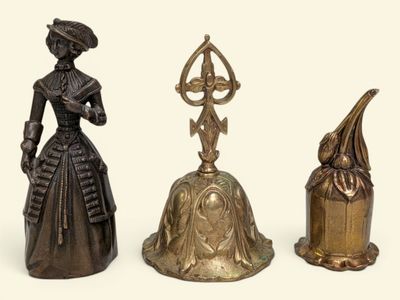 trois figurines en bronze représentant des femmes et un oiseau sur fond blanc