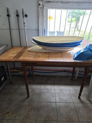 deux bateaux posés sur une table dans une cuisine
