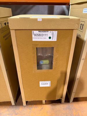 Plusieurs cartons étiquetés sont empilés les uns sur les autres dans un entrepôt