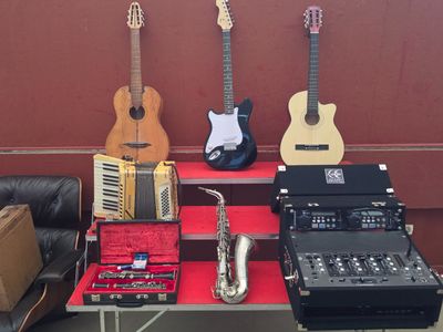 a lot of musical instruments that are on a table