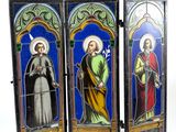 trois vitraux représentant Jésus et Marie tenant une croix