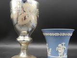 deux vases posés l'un à côté de l'autre sur une table