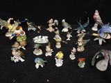 un grand nombre de figurines posées sur une table