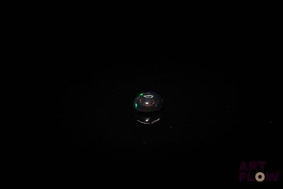 l'image d'une bulle flottant dans l'eau sombre