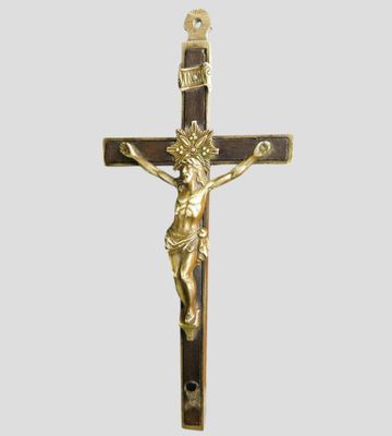 une croix dorée avec un crucifix sur fond blanc