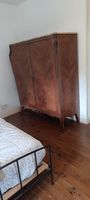 Armoire basse de style Louis XV en bois de placage à décor m… (photo 2)