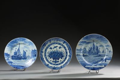 trois assiettes bleues et blanches ornées de bateaux, posées sur une table