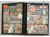 un livre ouvert sur lequel figurent de nombreux timbres différents