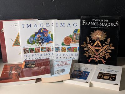 de nombreux livres posés sur une table
