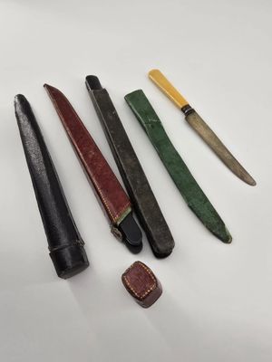 plusieurs types de couteaux sont alignés sur une surface blanche