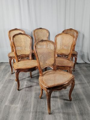 lot de quatre chaises de salle à manger anciennes à dossier en rotin, de fabrication française