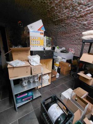 une pièce remplie de cartons, de cartons et d'autres objets