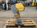 gros plan d'une machine sur une palette dans un entrepôt