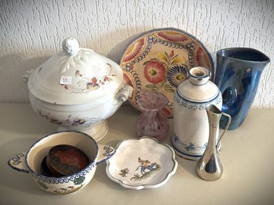 une table sur laquelle sont disposés divers plats et tasses