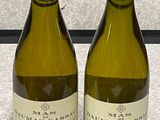 deux bouteilles de vin posées l'une à côté de l'autre sur un comptoir