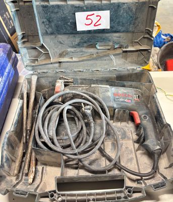 une boîte à outils avec un tas d'outils à l'intérieur