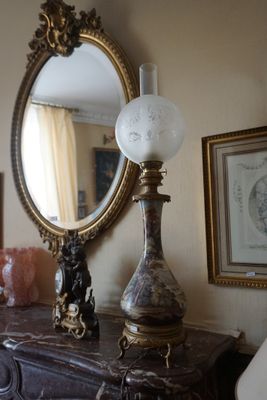 une lampe posée sur une commode